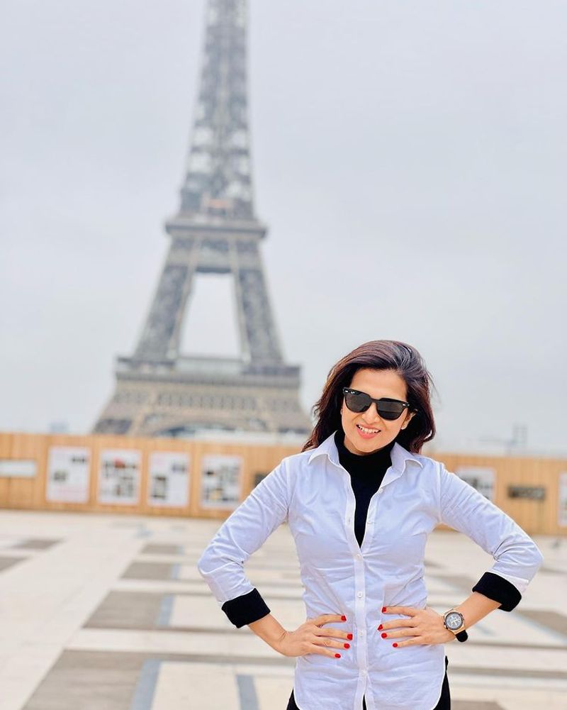 Vijay Tv anchor Divya dharshini Parries visiting latest hot photos