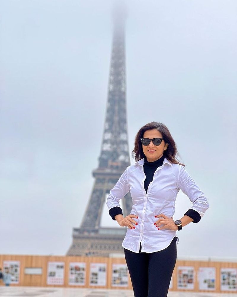 Vijay Tv anchor Divya dharshini Parries visiting latest hot photos