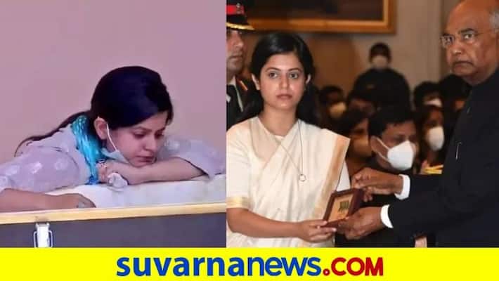 Martyred Soldier Major Anuj Sood Wife Aakriti Sood Receives His Shaurya Chakra pod Martyred Soldier Major Anuj Sood Wife Aakriti Sood Receives His Shaurya Chakra pod