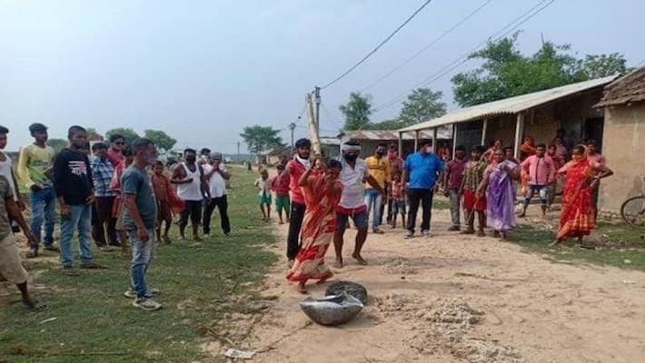 Women vandalized illegal liquor shops of Murshidabad bmm Women vandalized illegal liquor shops of Murshidabad bmm
