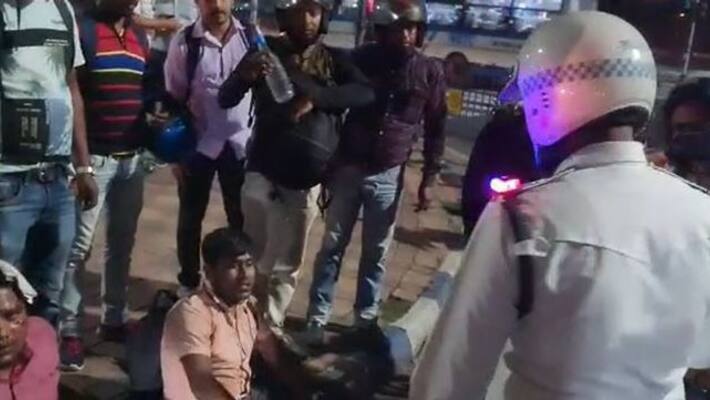 Mini bus hits taxi and bikes at Kolkata bmm Mini bus hits taxi and bikes at Kolkata bmm