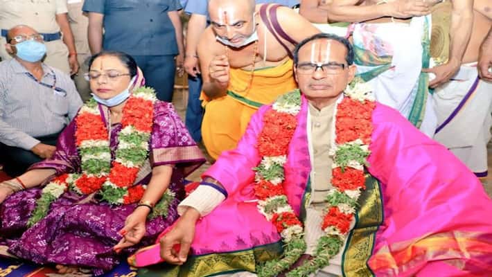 Tamil Nadu Madurai MP CM Shivraj Singh Chouhan with his wife offers prayers at Meenakshi Amman and Srirangam Temple UDT Tamil Nadu Madurai MP CM Shivraj Singh Chouhan with his wife offers prayers at Meenakshi Amman and Srirangam Temple UDT