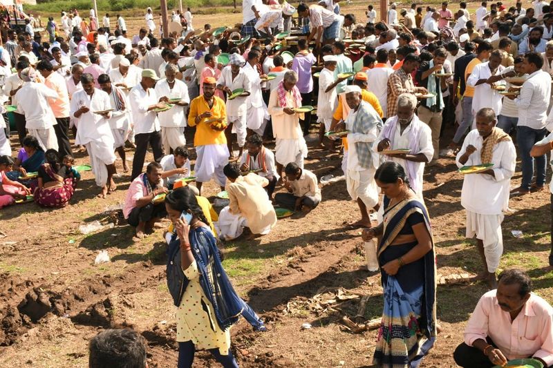 One Lack Devotees Pays Last Respects to Dr Abhinava Annadaneshwara Swamiji in Gadag grg