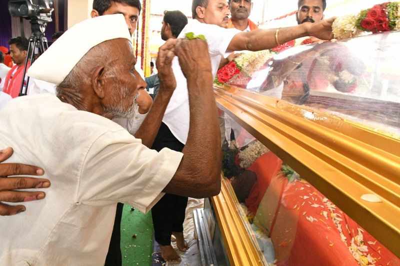 One Lack Devotees Pays Last Respects to Dr Abhinava Annadaneshwara Swamiji in Gadag grg