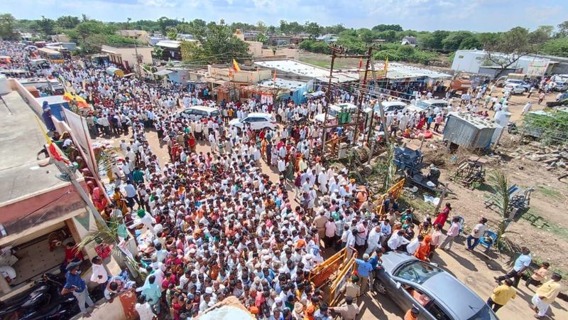 One Lack Devotees Pays Last Respects to Dr Abhinava Annadaneshwara Swamiji in Gadag grg