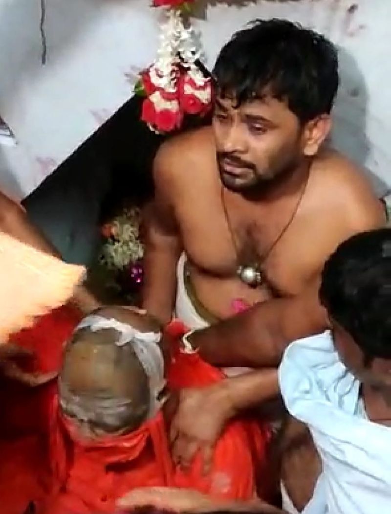 One Lack Devotees Pays Last Respects to Dr Abhinava Annadaneshwara Swamiji in Gadag grg