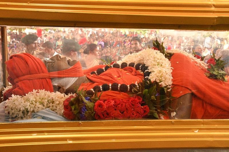 One Lack Devotees Pays Last Respects to Dr Abhinava Annadaneshwara Swamiji in Gadag grg