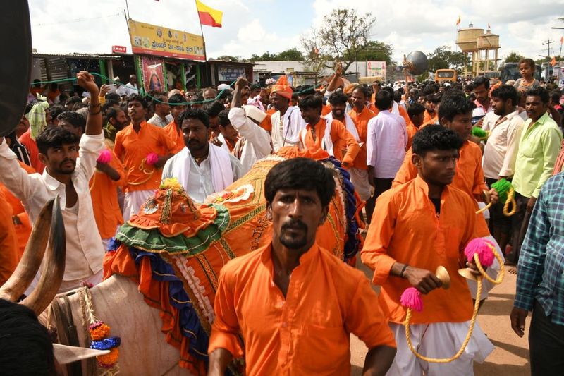 One Lack Devotees Pays Last Respects to Dr Abhinava Annadaneshwara Swamiji in Gadag grg