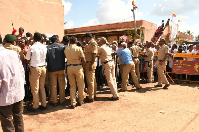 One Lack Devotees Pays Last Respects to Dr Abhinava Annadaneshwara Swamiji in Gadag grg
