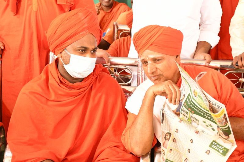 One Lack Devotees Pays Last Respects to Dr Abhinava Annadaneshwara Swamiji in Gadag grg
