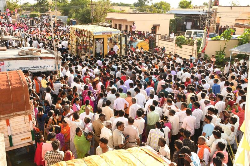 One Lack Devotees Pays Last Respects to Dr Abhinava Annadaneshwara Swamiji in Gadag grg