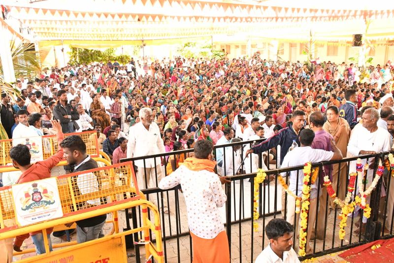 One Lack Devotees Pays Last Respects to Dr Abhinava Annadaneshwara Swamiji in Gadag grg