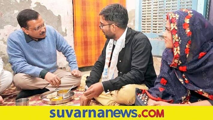 Delhi cm Arvind Kejriwal had dinner in auto driver house akb Delhi cm Arvind Kejriwal had dinner in auto driver house akb