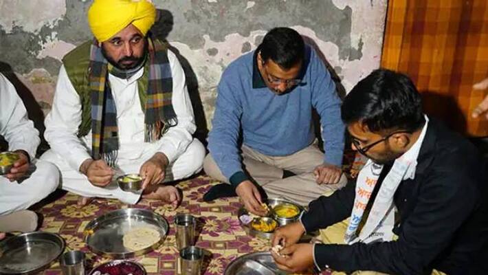 Arvind Kejriwal accepting dinner invite by auto driver Arvind Kejriwal accepting dinner invite by auto driver