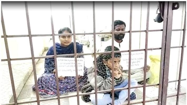 victims locked mpdo office and sit to dharna in rajanna siricillas tangallapalli victims locked mpdo office and sit to dharna in rajanna siricillas tangallapalli