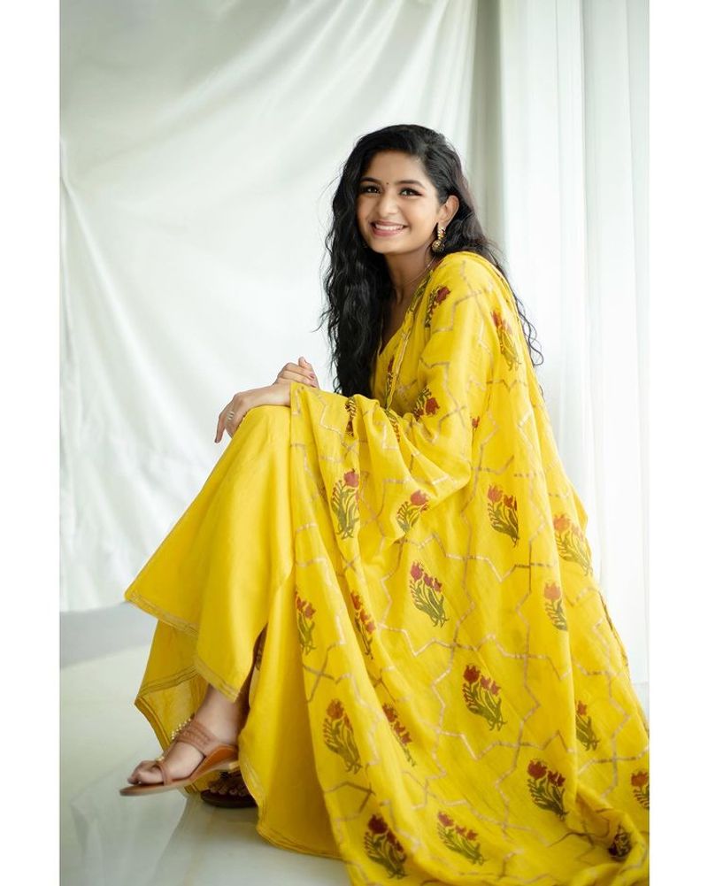 Absolutely classy pictures of adorable AditiShankar white salwar photos