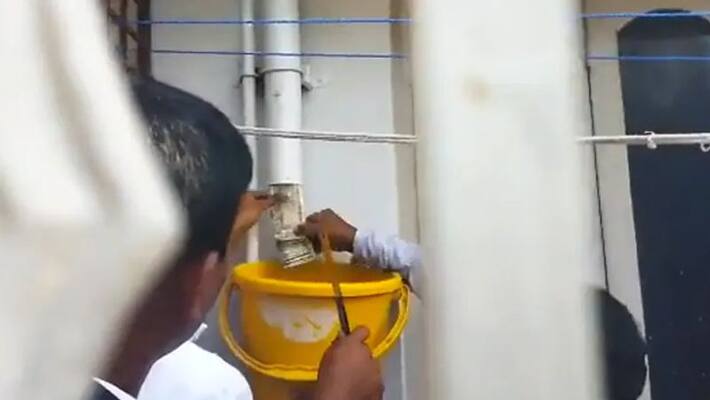 Karnataka cash found in pipe from junior engineer house during ACB raid kpn Karnataka cash found in pipe from junior engineer house during ACB raid kpn