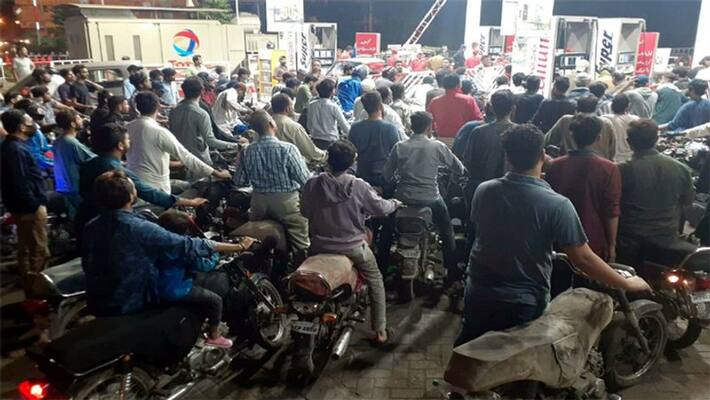 Long queues at petrol stations in major cities of Pakistan Long queues at petrol stations in major cities of Pakistan