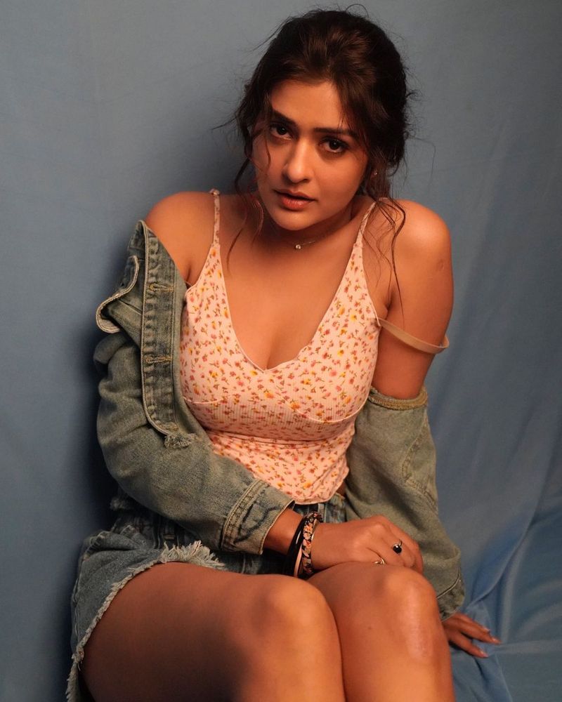 heroin payal rajput rising heat in trendy top and pants