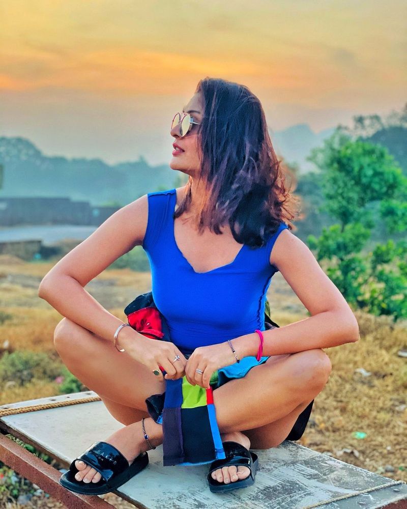 heroin payal rajput rising heat in trendy top and pants