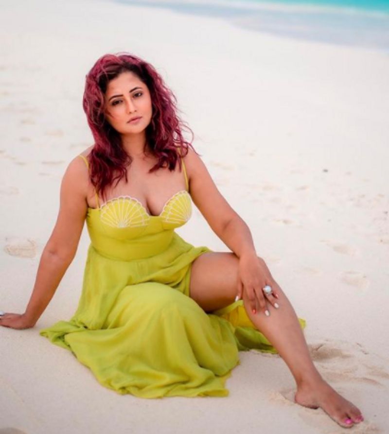 Hindi biggboss fame actress Rashmi Desai Maldives vacation hot beach photos goes viral dpl
