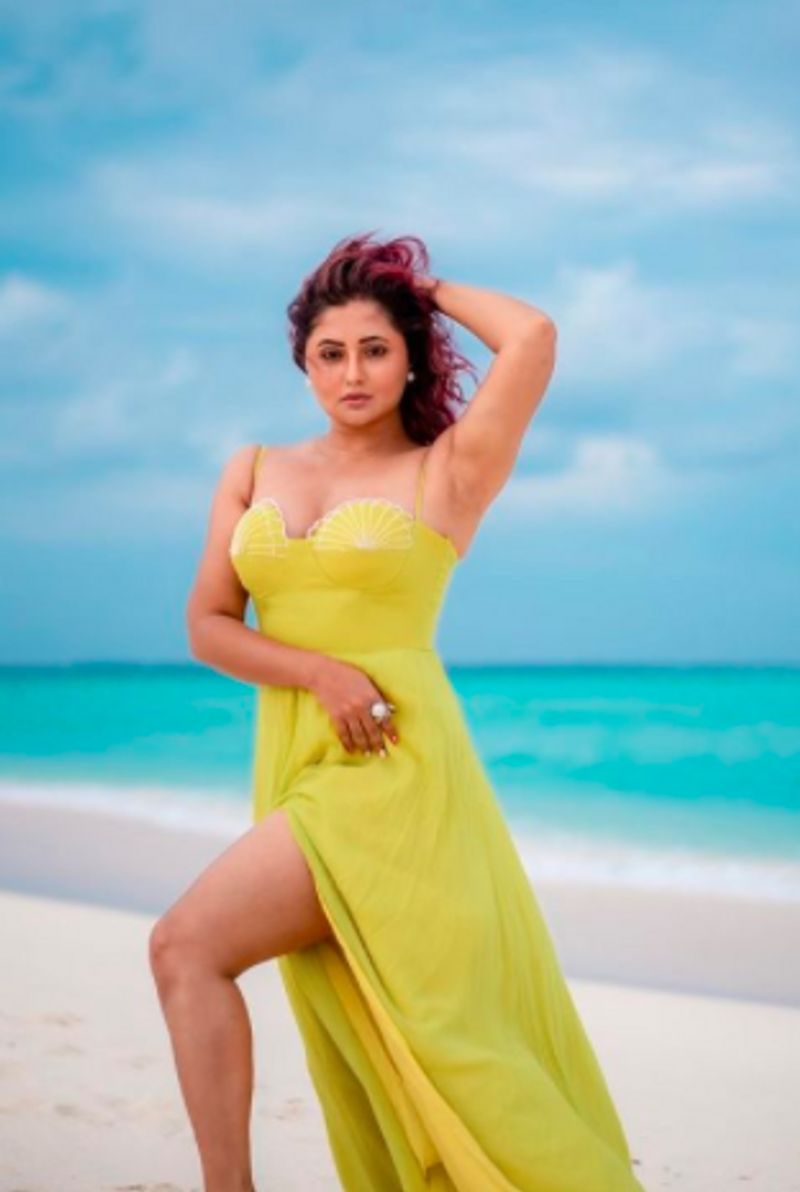 Hindi biggboss fame actress Rashmi Desai Maldives vacation hot beach photos goes viral dpl
