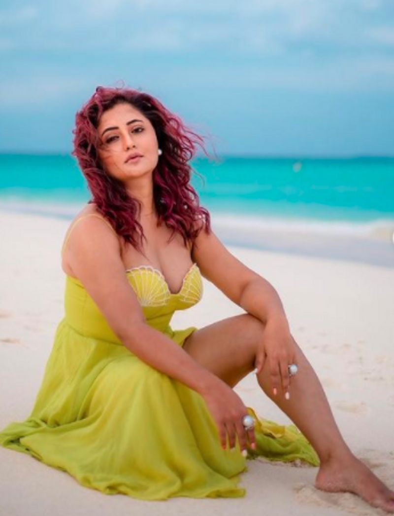 Hindi biggboss fame actress Rashmi Desai Maldives vacation hot beach photos goes viral dpl