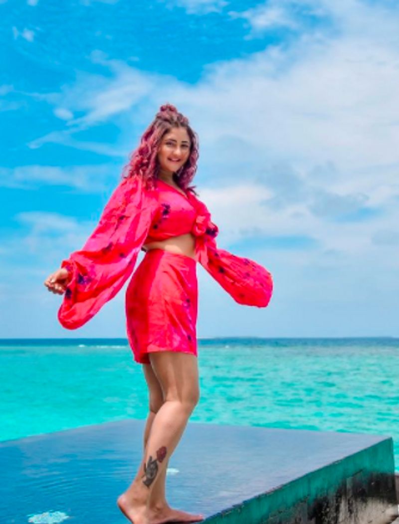 Hindi biggboss fame actress Rashmi Desai Maldives vacation hot beach photos goes viral dpl