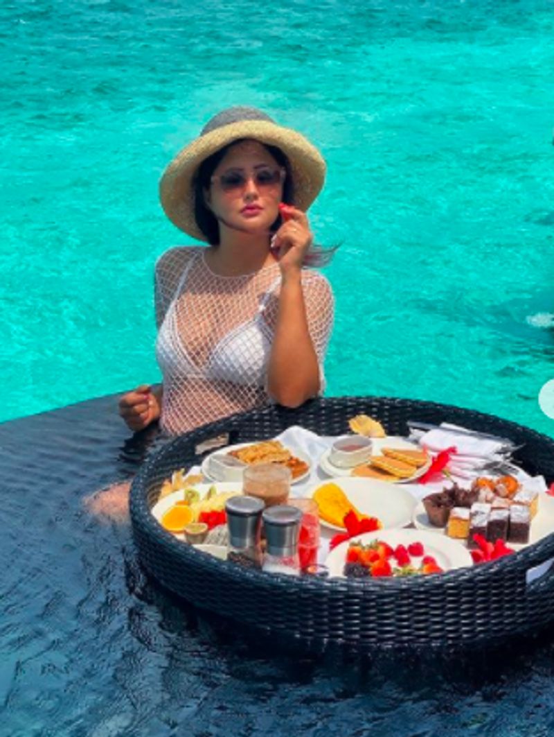 Hindi biggboss fame actress Rashmi Desai Maldives vacation hot beach photos goes viral dpl