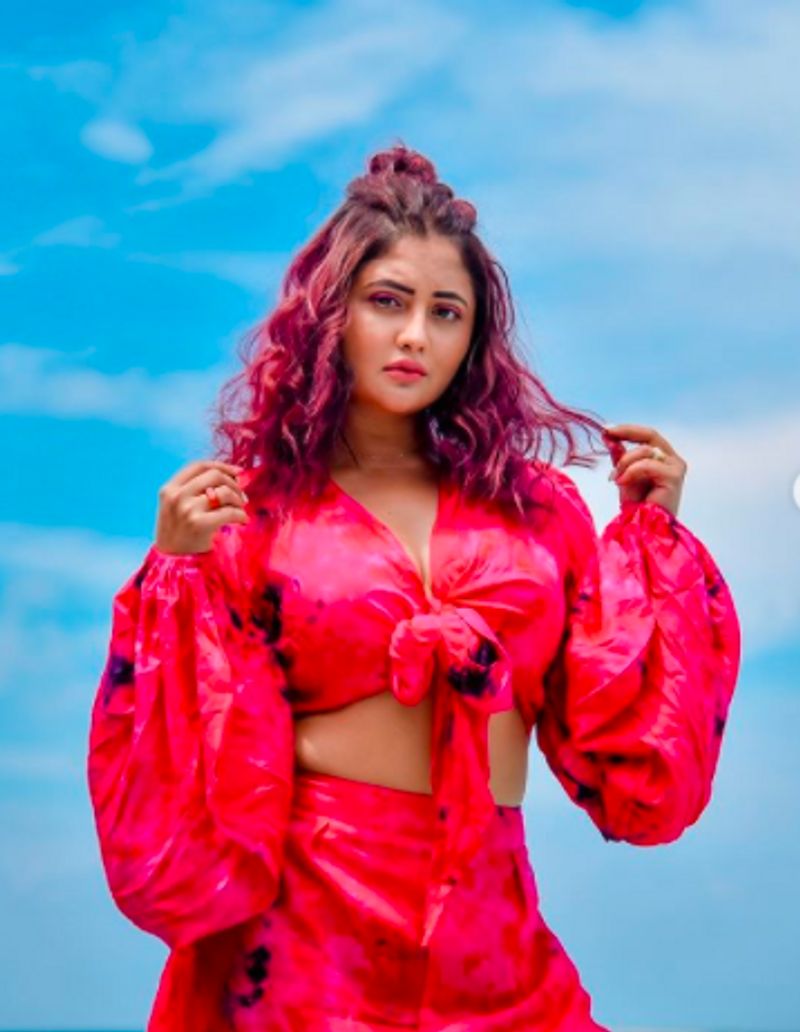 Hindi biggboss fame actress Rashmi Desai Maldives vacation hot beach photos goes viral dpl