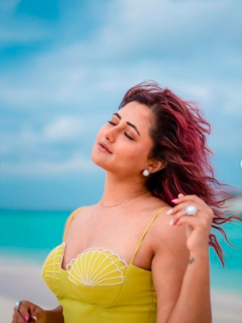 Hindi biggboss fame actress Rashmi Desai Maldives vacation hot beach photos goes viral dpl