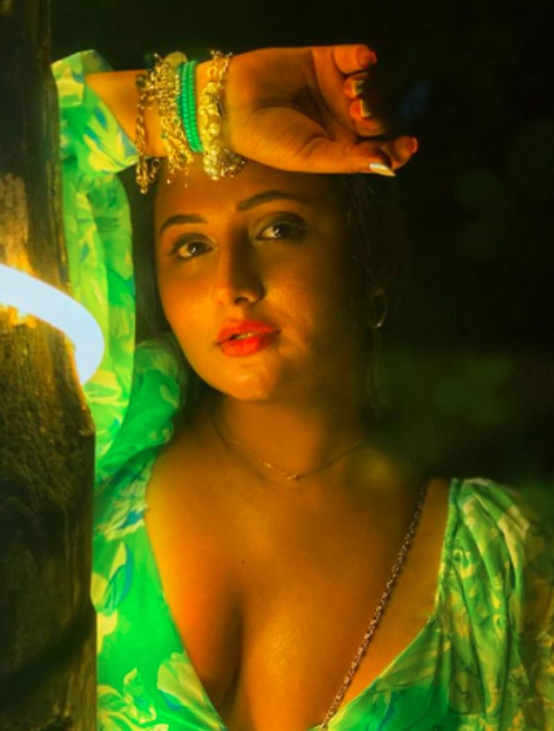 Hindi biggboss fame actress Rashmi Desai Maldives vacation hot beach photos goes viral dpl