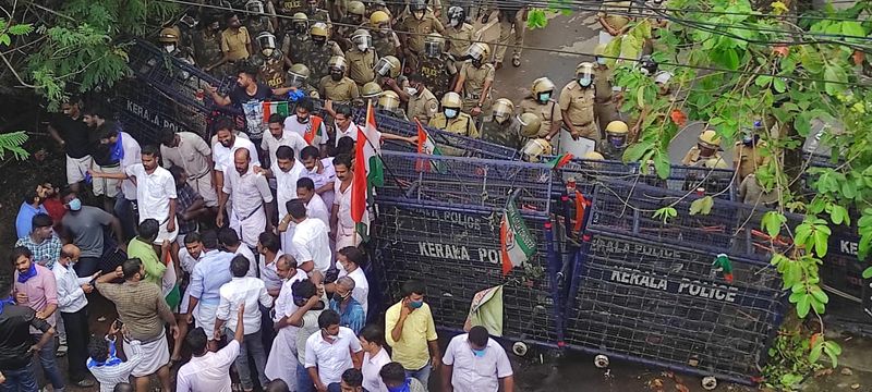 kerala police used Water cannon and tear gas against Youth Congress march in Mofia Parveen sucide case