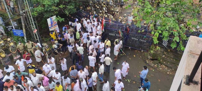 kerala police used Water cannon and tear gas against Youth Congress march in Mofia Parveen sucide case