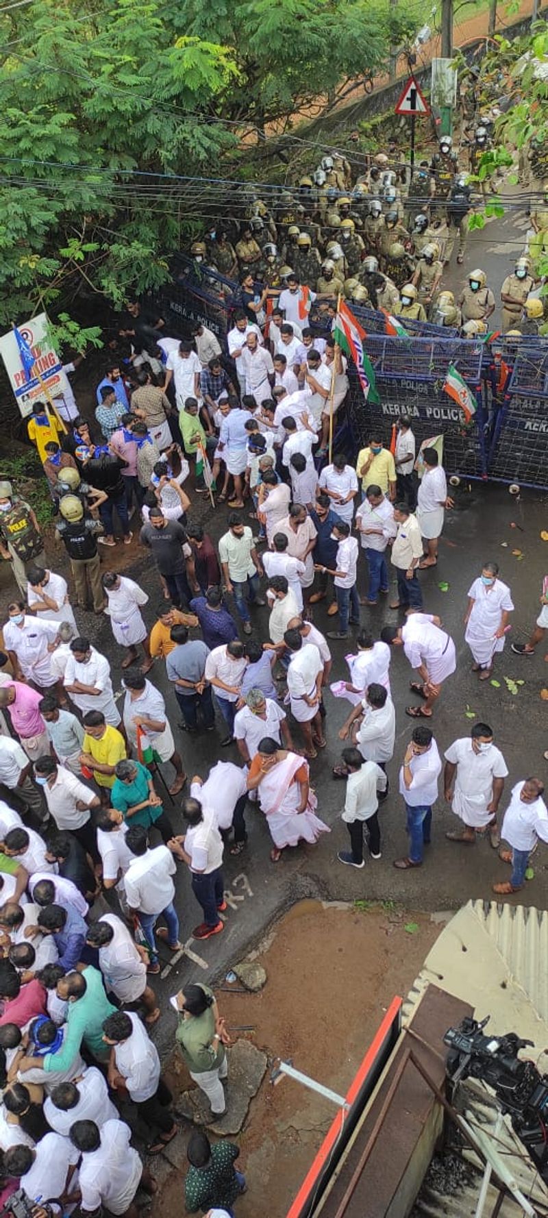 kerala police used Water cannon and tear gas against Youth Congress march in Mofia Parveen sucide case