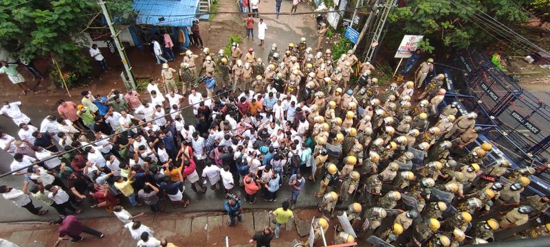 kerala police used Water cannon and tear gas against Youth Congress march in Mofia Parveen sucide case