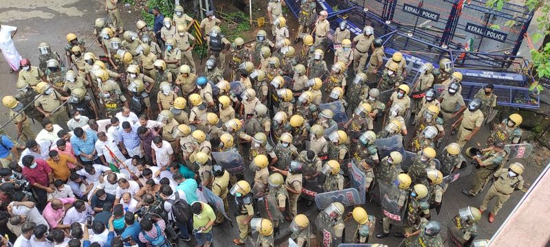 kerala police used Water cannon and tear gas against Youth Congress march in Mofia Parveen sucide case