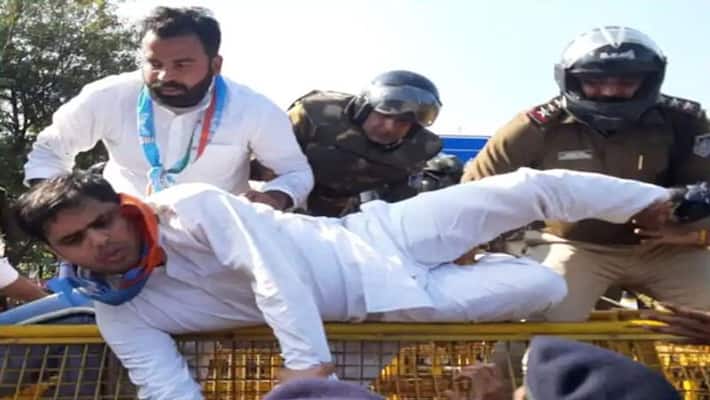 MP Bhopal When NSUI workers gherao CM residence pelted stones stopped police lathi charged and dispersed them UDT MP Bhopal When NSUI workers gherao CM residence pelted stones stopped police lathi charged and dispersed them UDT