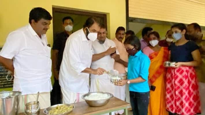 Ministers serving food at Chengannur Perisseri Government UPS School Ministers serving food at Chengannur Perisseri Government UPS School