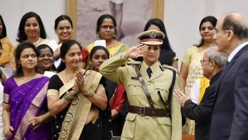 haryana ips bharti arora to retire on vrs cm manohar lal