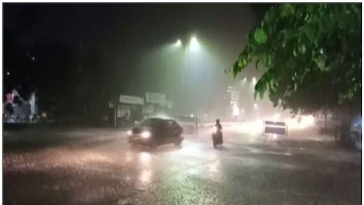 Kerala Experiencing Heavy Rain Yellow alert in 11 districts Kerala Experiencing Heavy Rain Yellow alert in 11 districts