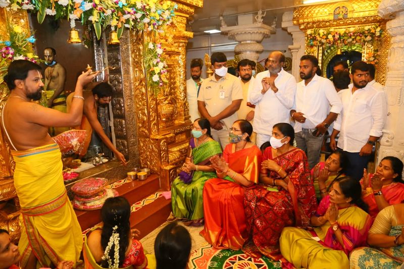 CM KCR Wife Kalvakuntla Shobha daughter Kavitha Performs Special Pooja in ashtalakshmi temple dilsuknagar