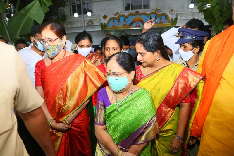 CM KCR Wife Kalvakuntla Shobha daughter Kavitha Performs Special Pooja in ashtalakshmi temple dilsuknagar