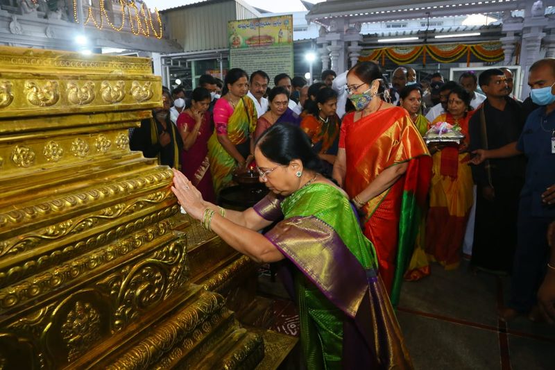 CM KCR Wife Kalvakuntla Shobha daughter Kavitha Performs Special Pooja in ashtalakshmi temple dilsuknagar