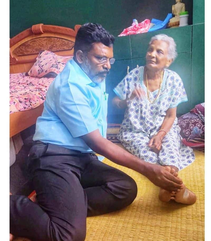 Thirumavalavan holding his mother feet and sitting alone .. A single photo that makes it flexible.