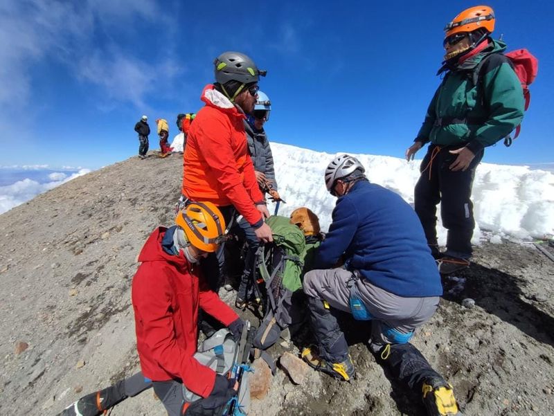 30 climbers rescues a lone dog from 5000 foot high volcano