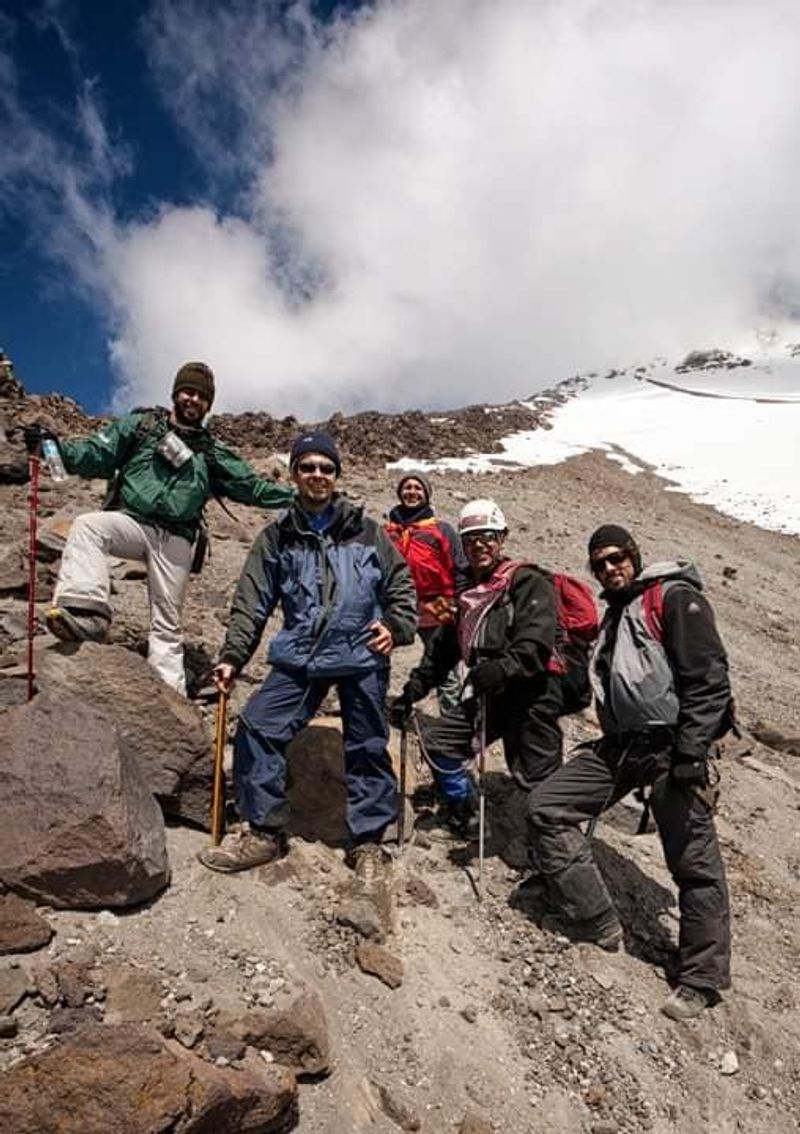30 climbers rescues a lone dog from 5000 foot high volcano