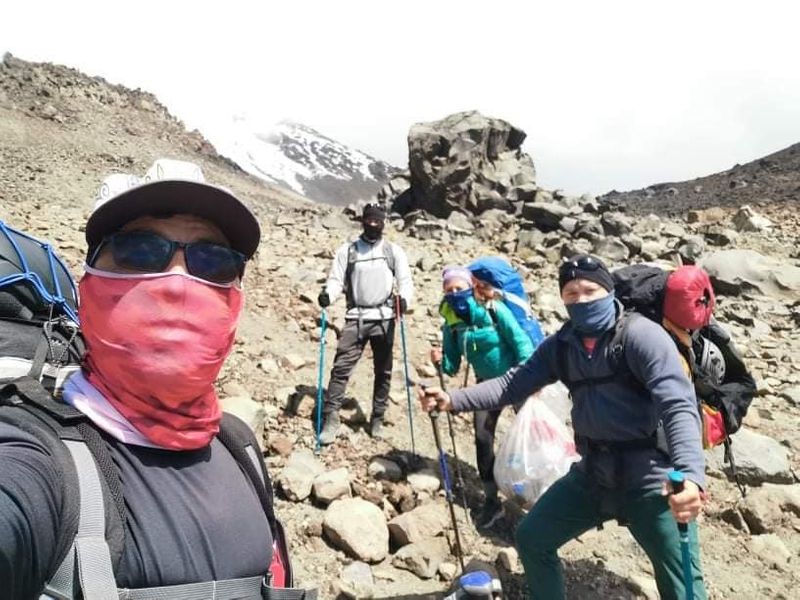 30 climbers rescues a lone dog from 5000 foot high volcano