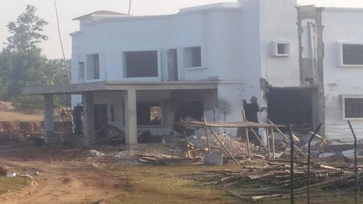 Jharkhand Gumla Naxalites detonate bombs newly building Kurumgarh police station warned Prashant Bose and Sheela released UDT Jharkhand Gumla Naxalites detonate bombs newly building Kurumgarh police station warned Prashant Bose and Sheela released UDT