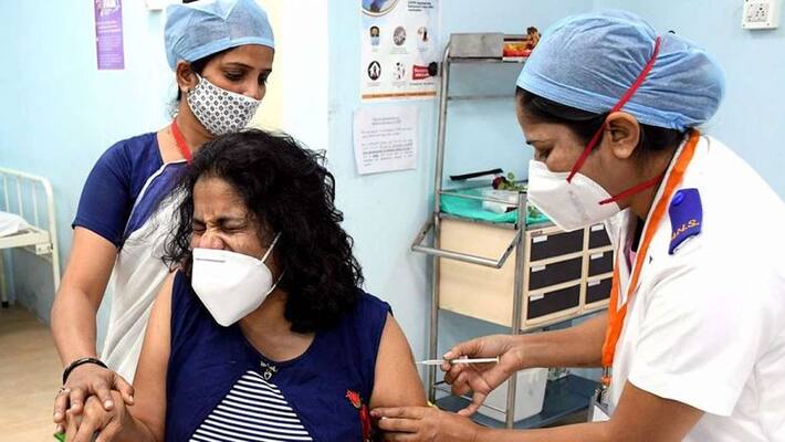 People Rush to Get Covid Vaccine in Bengaluru Due to Fear of Omicron grg People Rush to Get Covid Vaccine in Bengaluru Due to Fear of Omicron grg